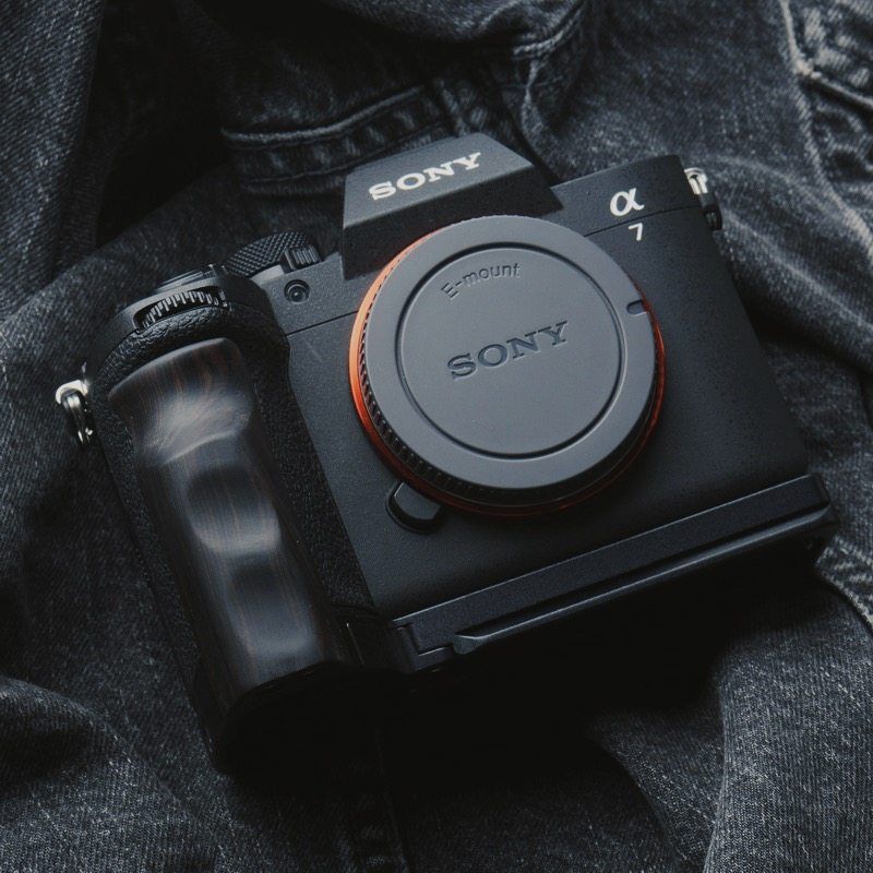 Sony A7M5 Wooden Handgrip | Ergonomic L-Plate & Battery Access | iWoodStore