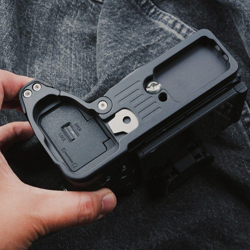 Sony A7M5 Wooden Handgrip | Ergonomic L-Plate & Battery Access | iWoodStore