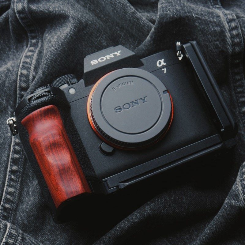 Sony A7M5 Wooden Handgrip | Ergonomic L-Plate & Battery Access | iWoodStore