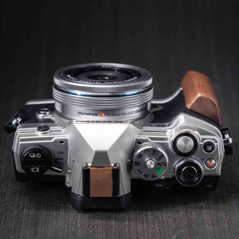 Olympus OM5 Grip Wood YW Design - iWoodStore