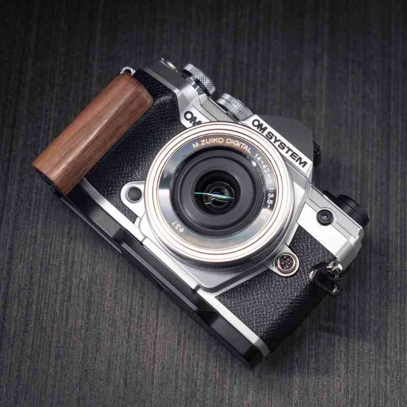 Olympus OM5 Grip Wood YW Design - iWoodStore