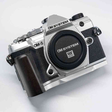 Olympus OM5 Grip Wood YW Design - iWoodStore